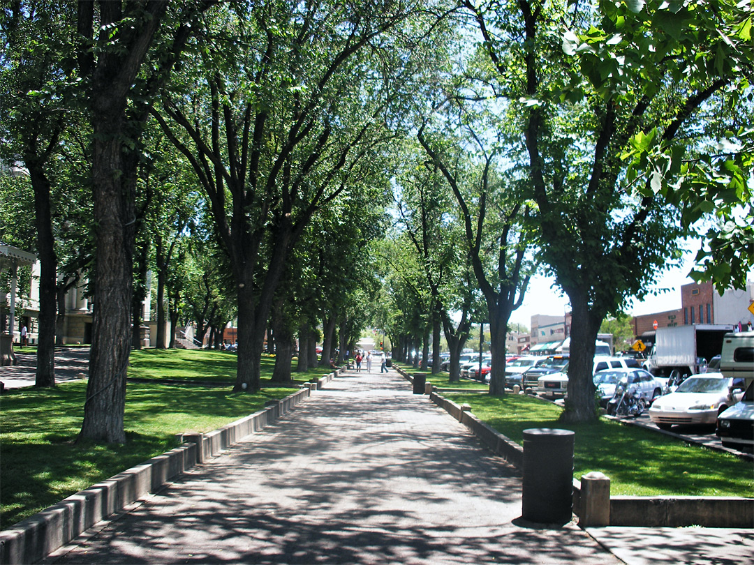 Path along Courthouse Square