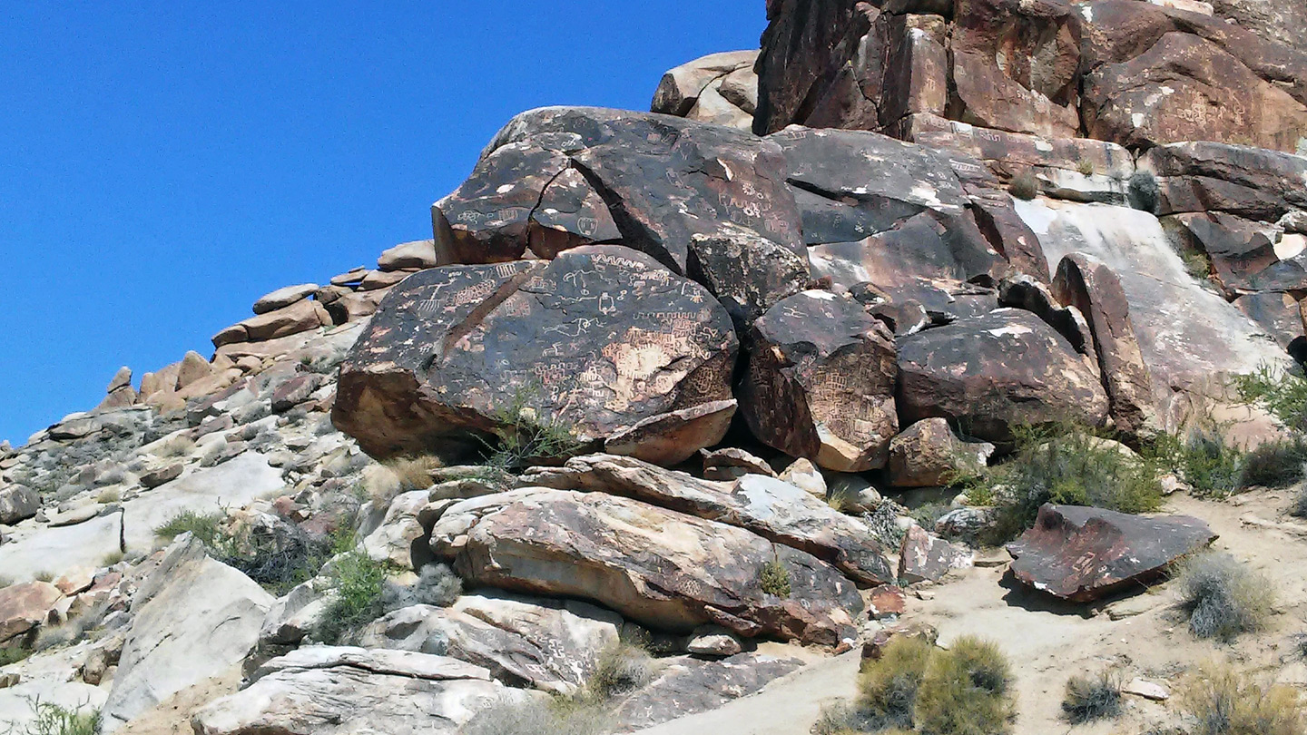 Boulders with many petroglyphs