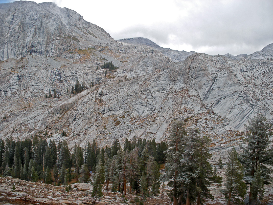 Granite ridge north of Pear Lake