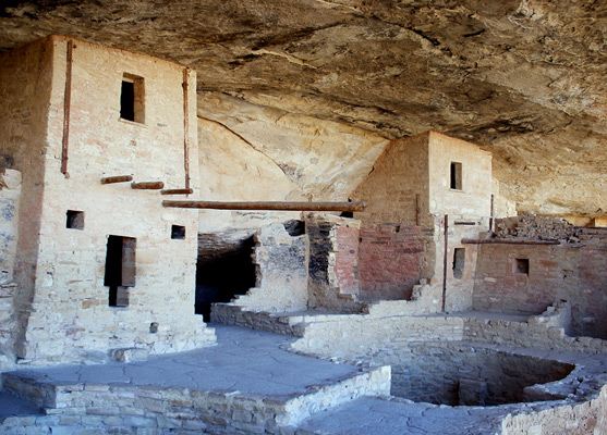Rooms and a kiva, in Balcony House