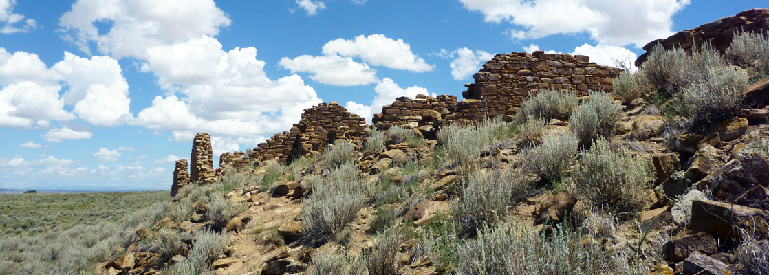 South Mesa Trail, approaching the crumbling walls of Tsin Kletsin