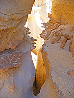 Narrow crevice