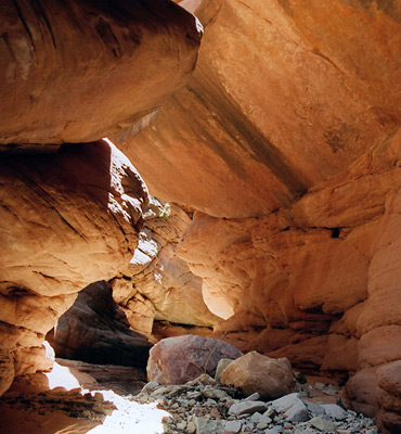 Overhanging rocks in Poverty Wash