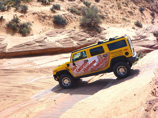 Hummer driving to Horseshoe Bend Canyon