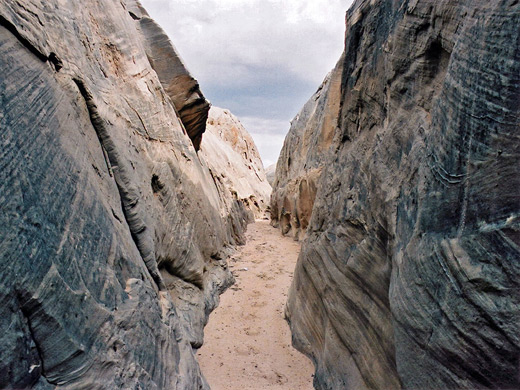 Long, straight section of Stateline Canyon