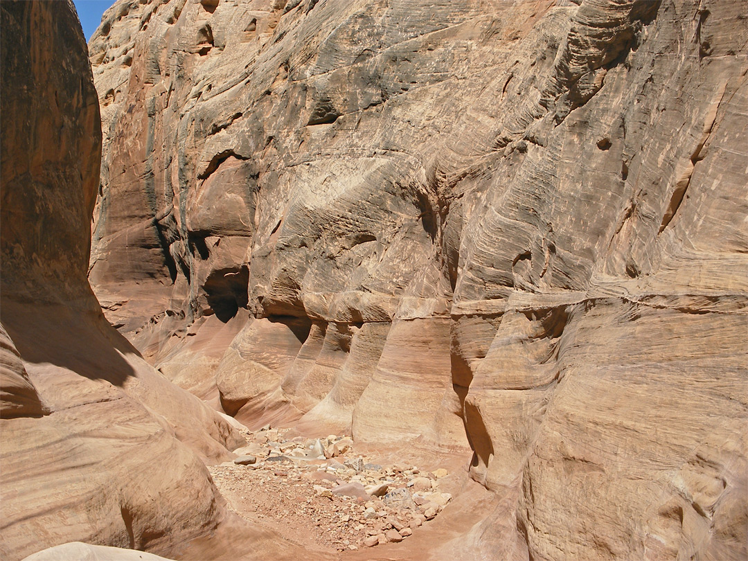 Wavy canyon walls