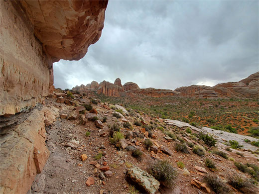 Overhanging cliff, near the petroglyph area