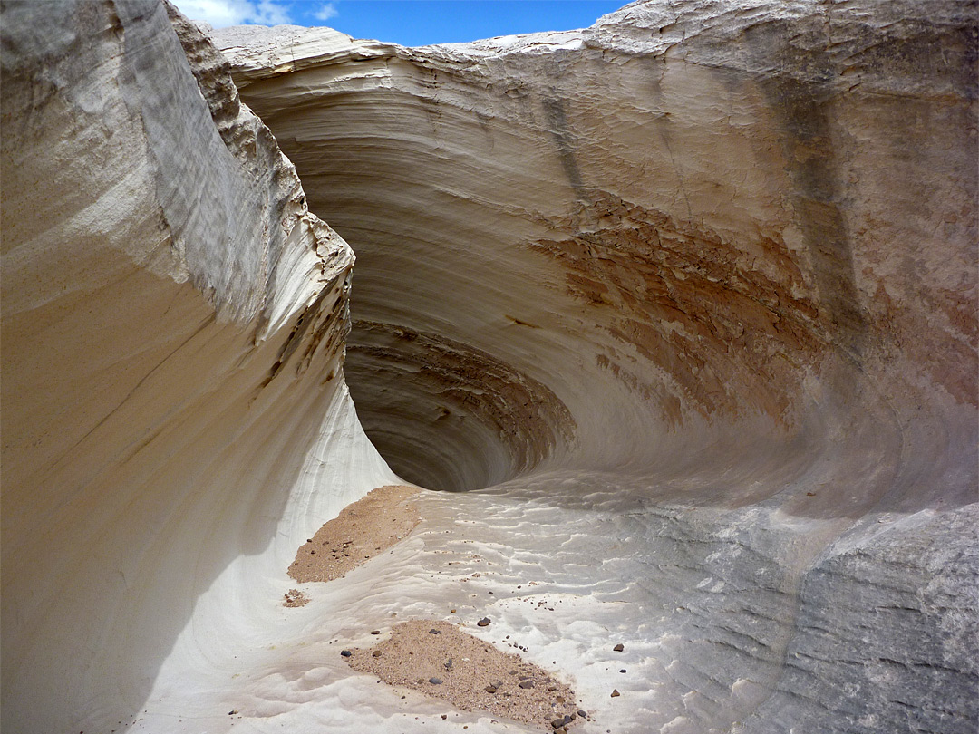 Curving sandstone walls