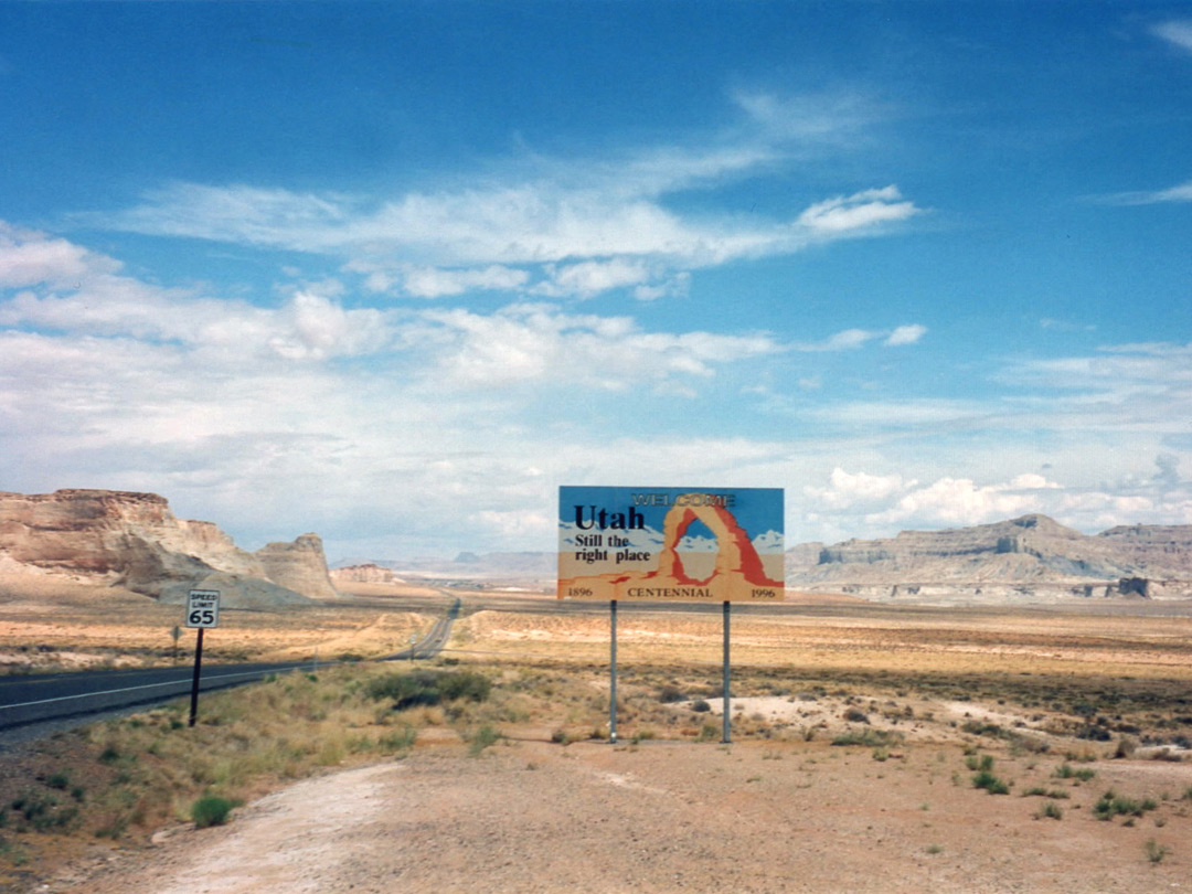 Utah welcome sign on US 89