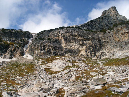 Cliffs and grassy slopes above Amphitheater Lake