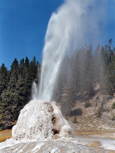 Steam and spray from from Lone Star Geyser