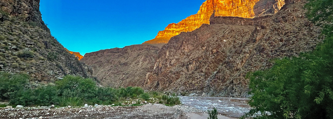 Cliffs above the unpaved road down Peach Springs Canyon