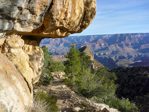 Overhanging rock, near the start of the Grandview Trail