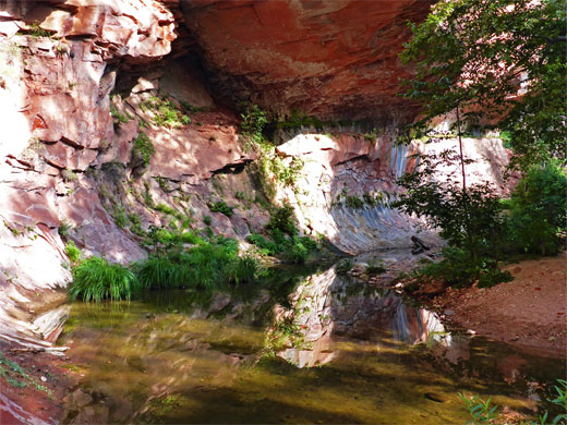 Overhanging red rocks near the start of the trail