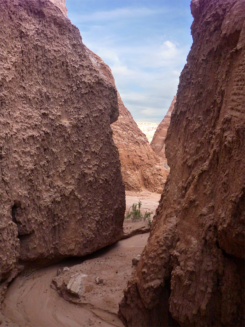 Narrow gully