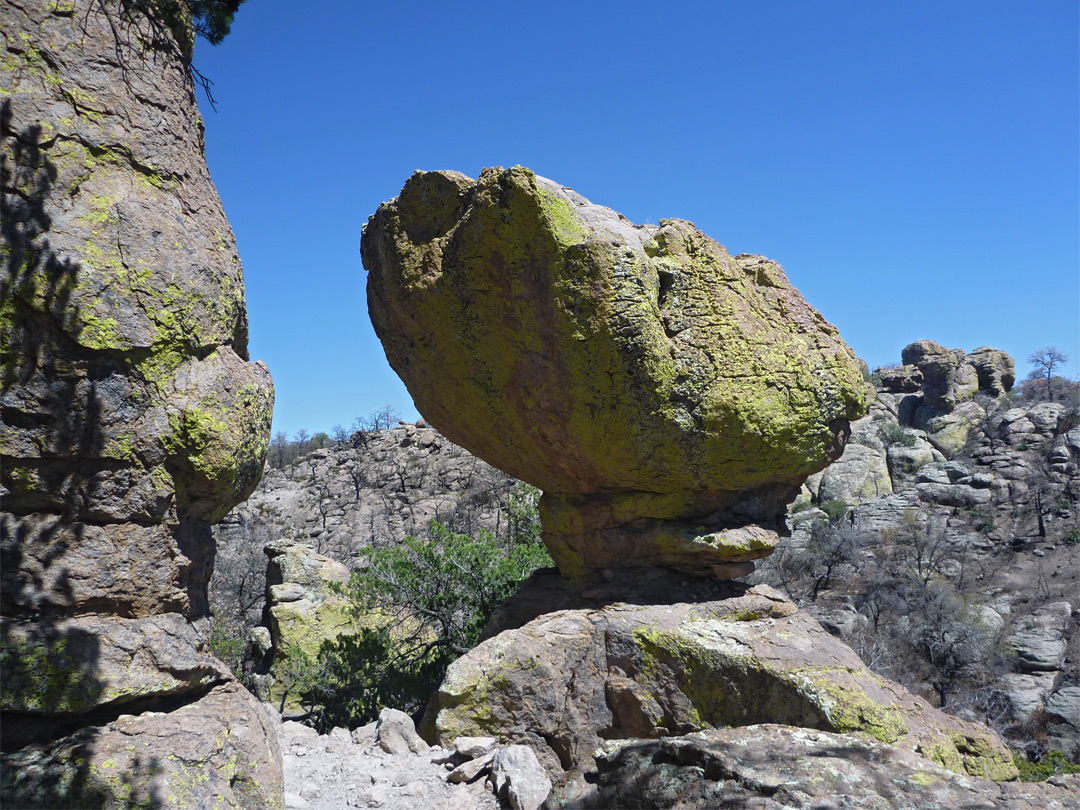 Balanced boulder