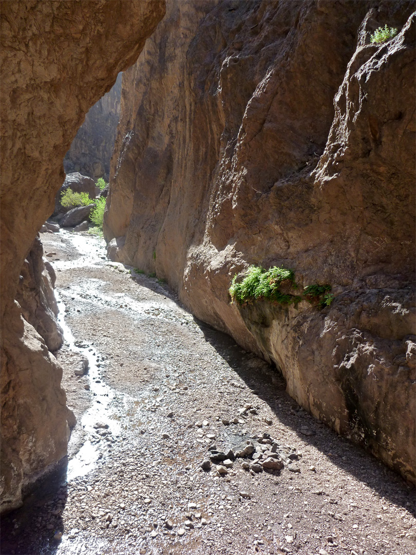 Flat-floored passage