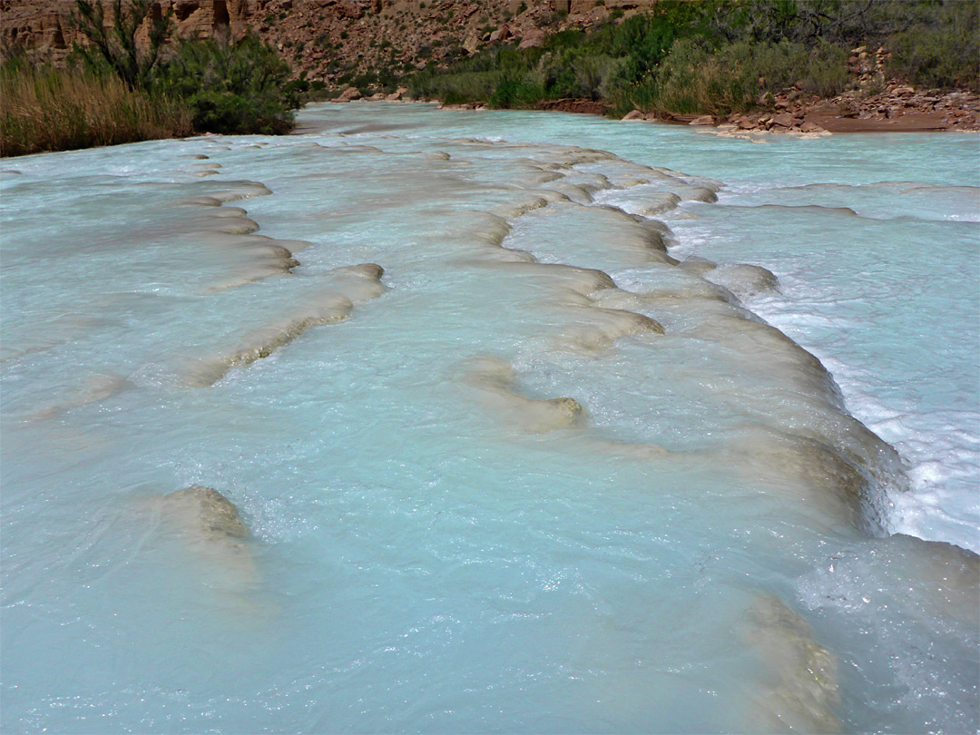 Travertine dams