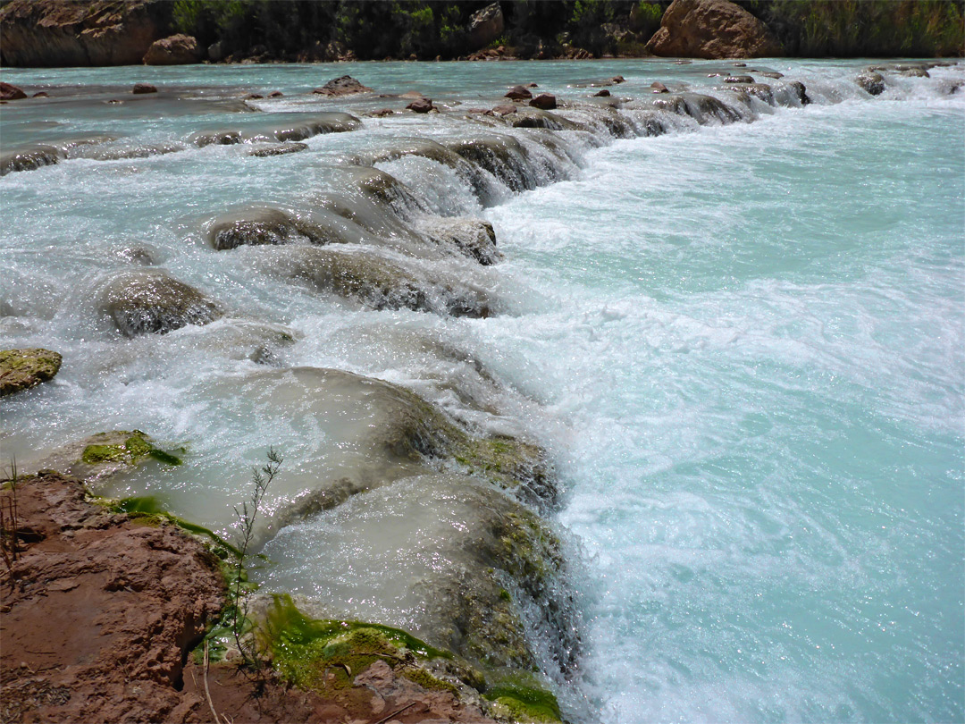 Curving dam