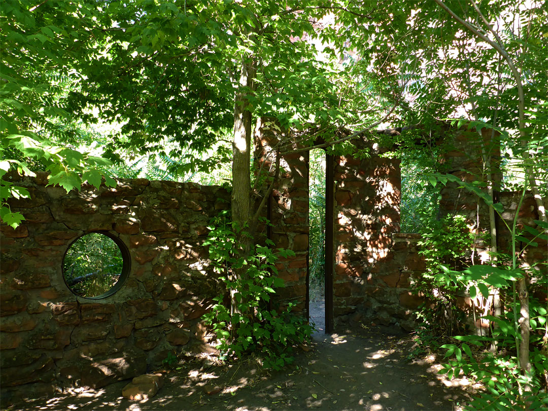 Walls of Mayhew Lodge