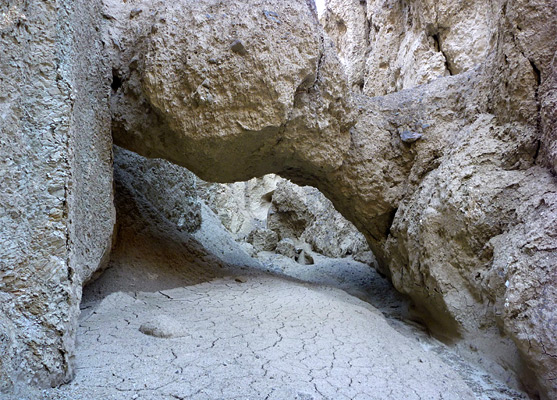 Chokestone, creating a small natural arch