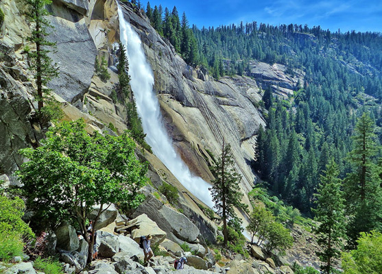 Aproximando-se de Nevada Fall na Mist Trail