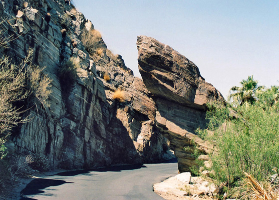 Narrow place along the road to Palm Canyon