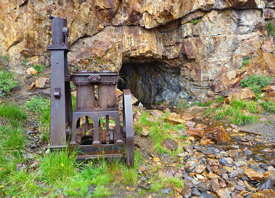 Steam pump by the entrance to Bennettsville Mine