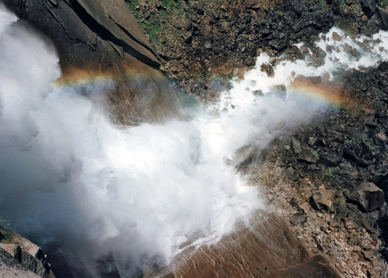 Arco-íris transitório na base de Nevada Fall