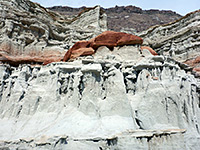 Band of red rocks