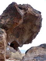 Overhanging boulder