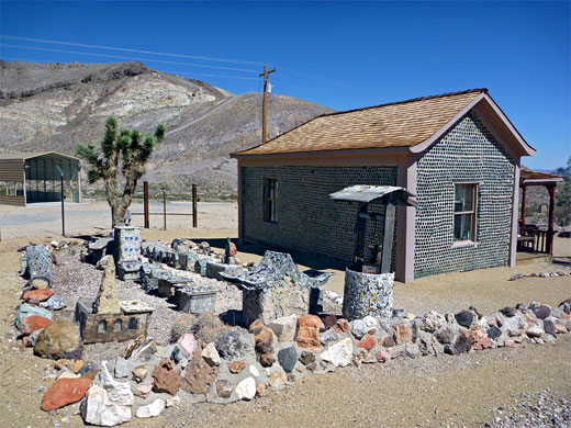 Glass-based artwork in the garden of the Tom Kelly bottle house