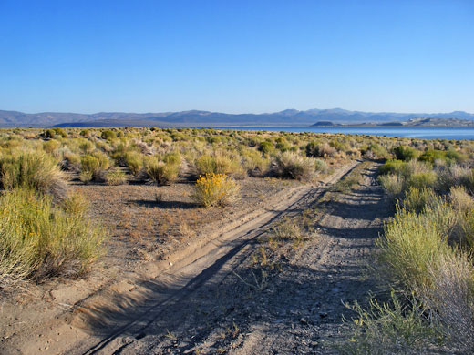 Sandy track to 'Lago'