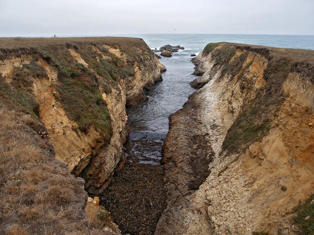 Narrow inlet