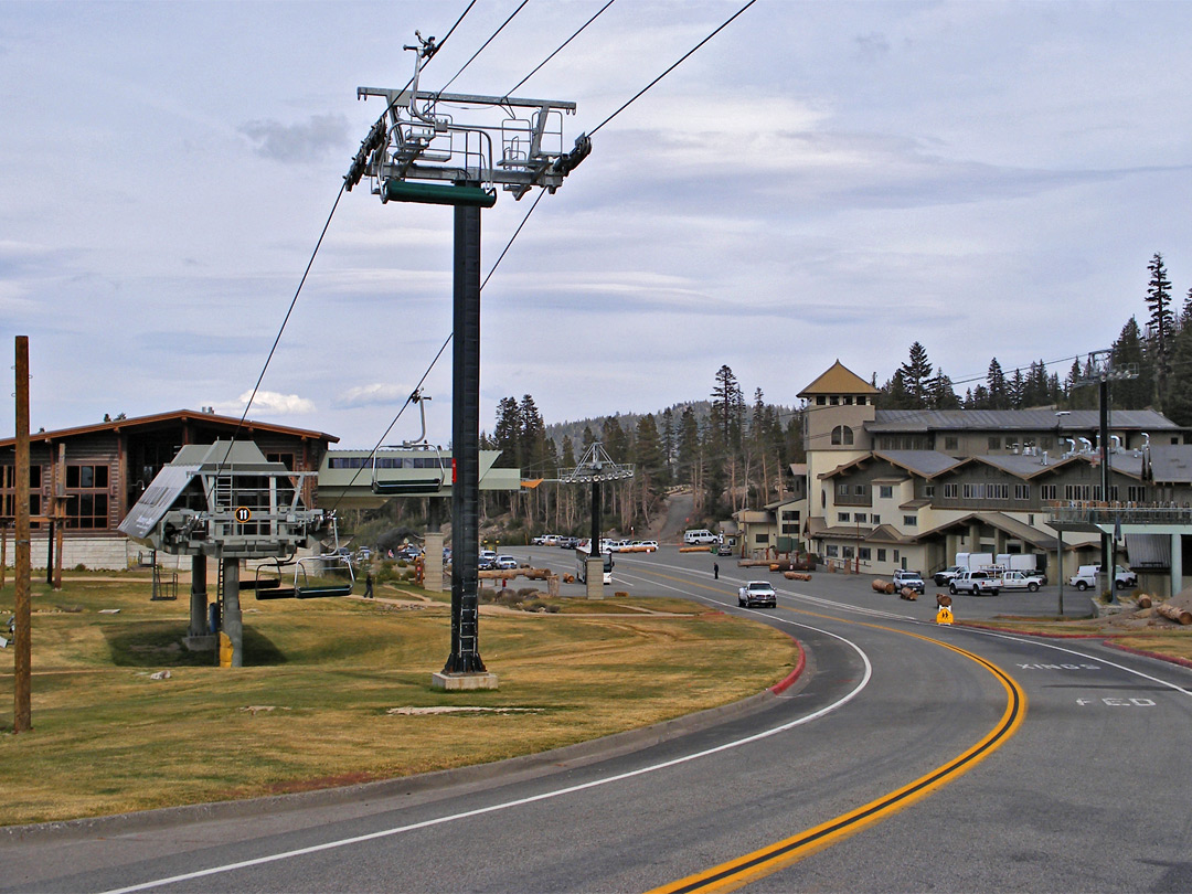 Ski lift over Minaret Road