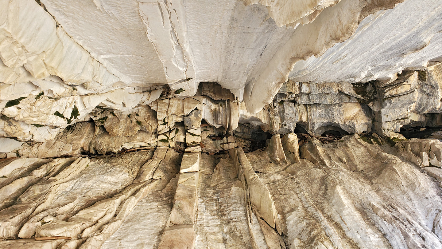 Marble alcove