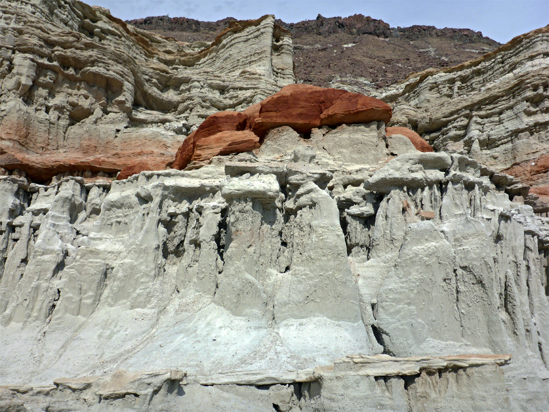 Band of red rocks