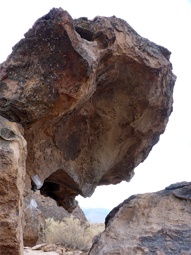 Overhanging boulder