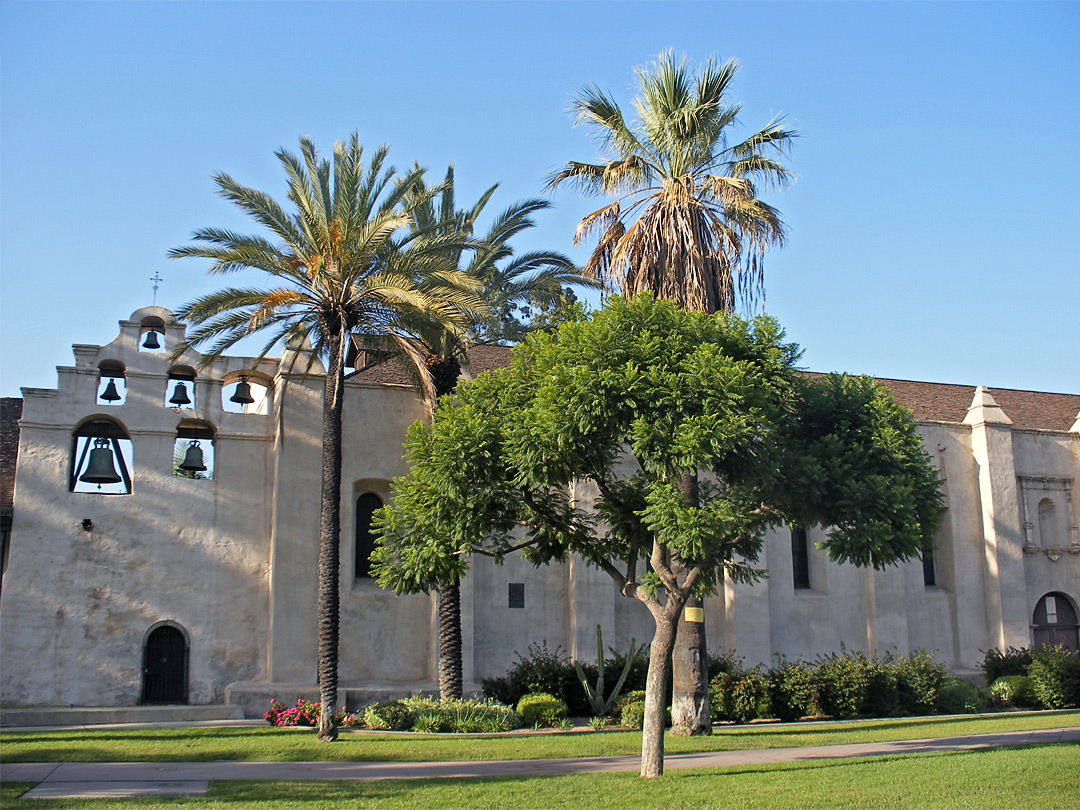 Lawns beside San Gabriel Arcángel