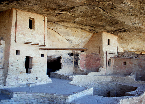 Rooms and a kiva, in Balcony House