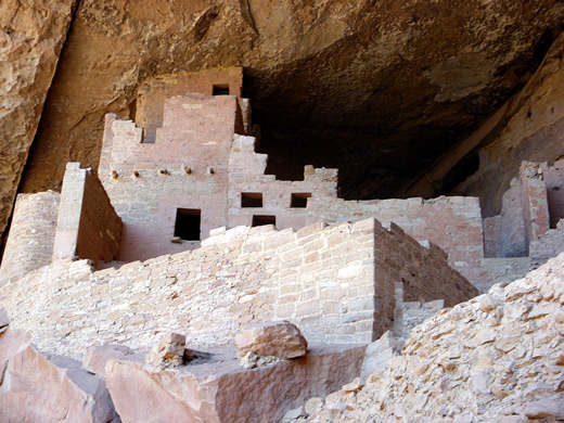 Angular walls in Cliff Palace