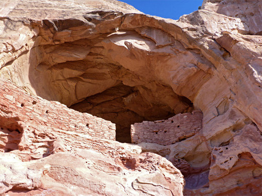 Large alcove ruin