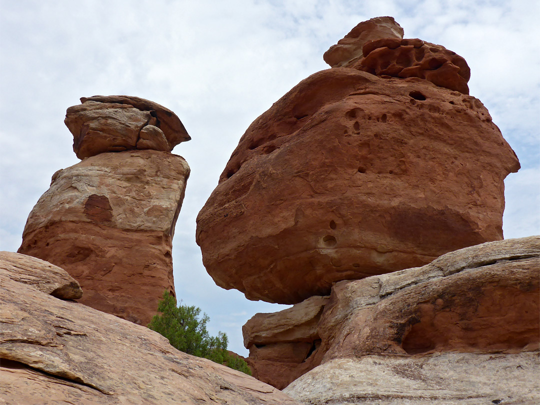 Balanced boulder