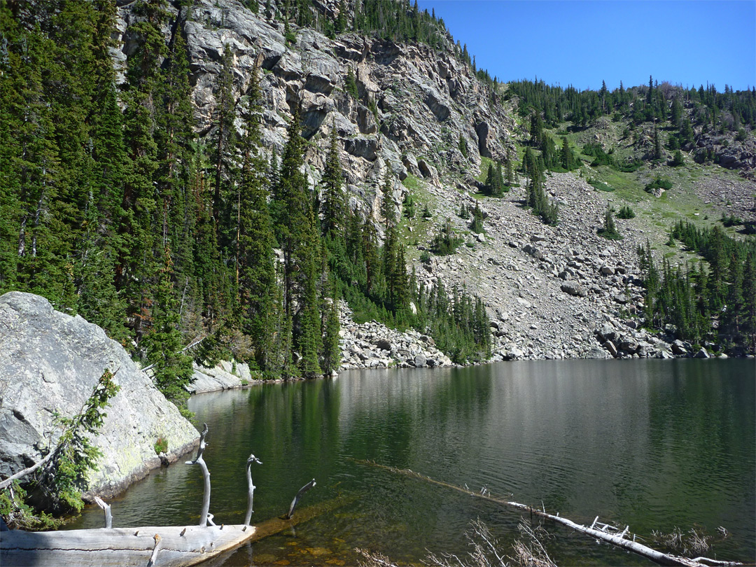 Cliffs lining Ypsilon Lake