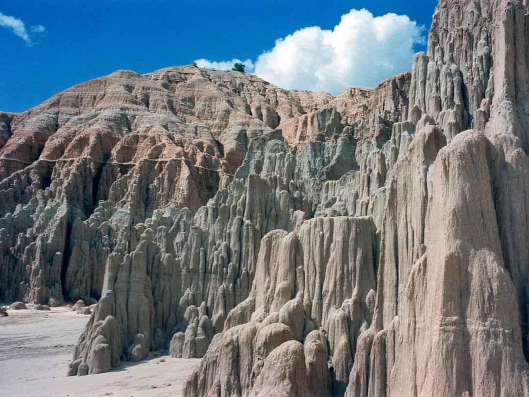 Light-colored formations