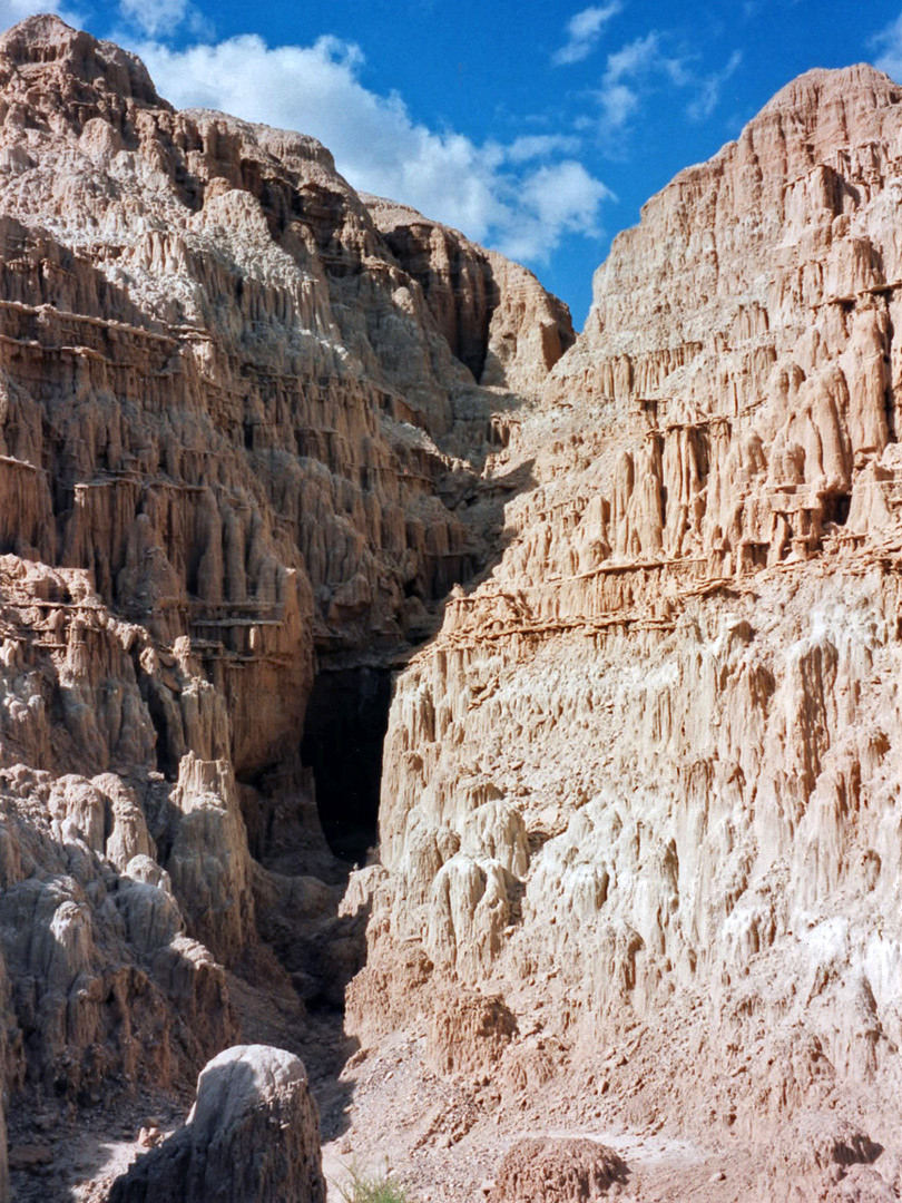 Cliffs at the north end of the gorge