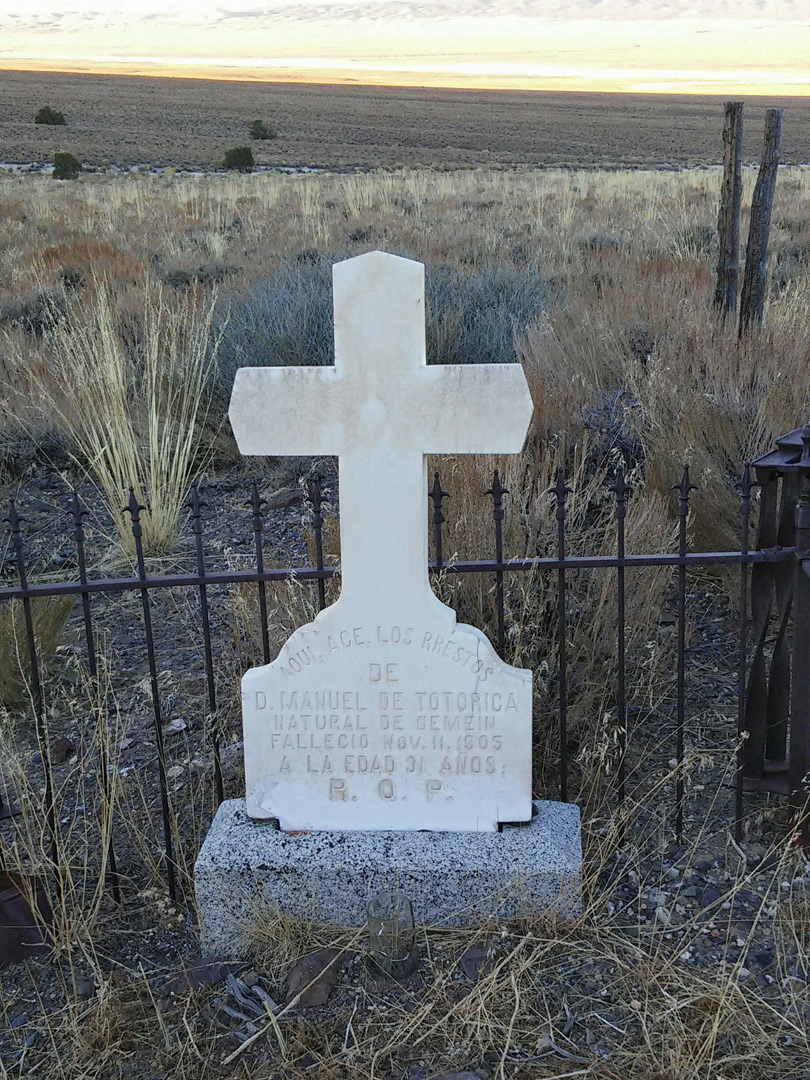 1905 gravestone