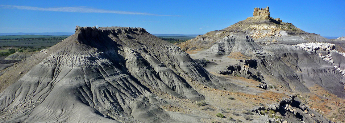 Grey ridge south of Penistaja Mesa