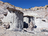 Formations below a ridge