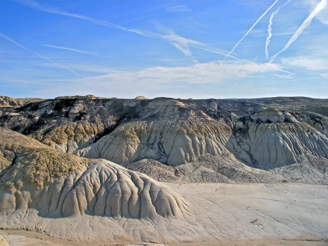 Creviced mounds